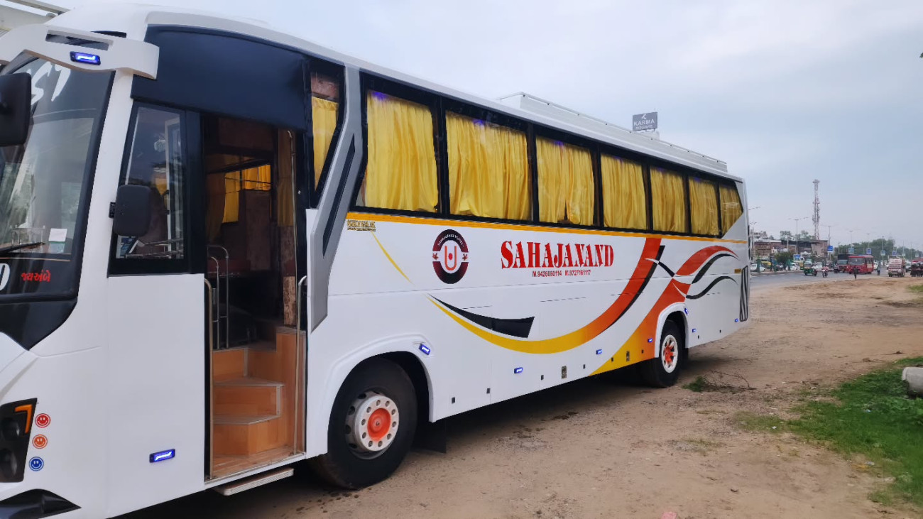 शिवम मोटर बॉडी बिल्डर्स द्वारा निर्मित शानदार सीटिंग एसी कोच